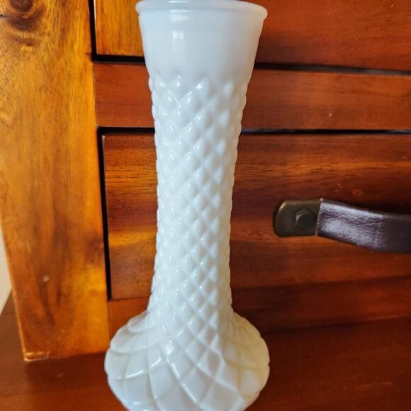 Milk glass etched flower vase Victorian vintage - Picture 2 of 5